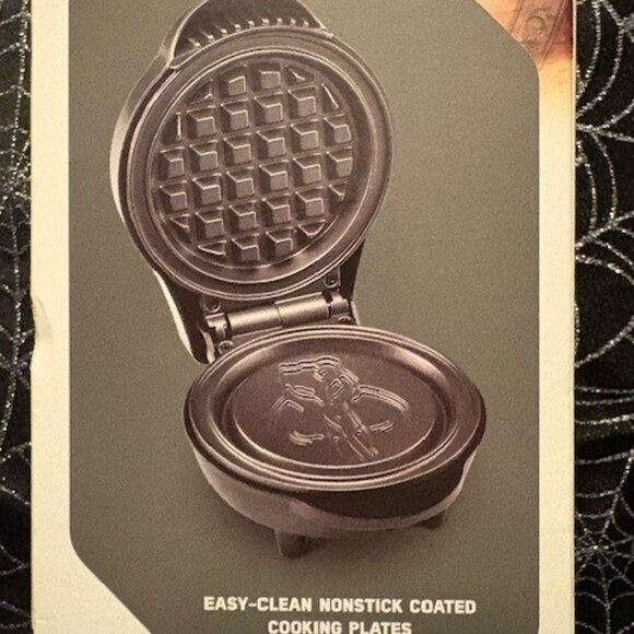 Star Wars Mandalorian Mini Waffle Maker NWT - Picture 2 of 6